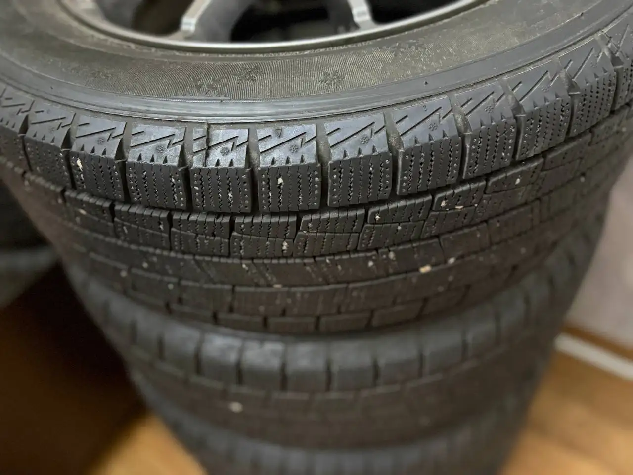 Продам литье с резиной (зимней) R16 5/100 - Колёса и шины (Авто) в Владивосток