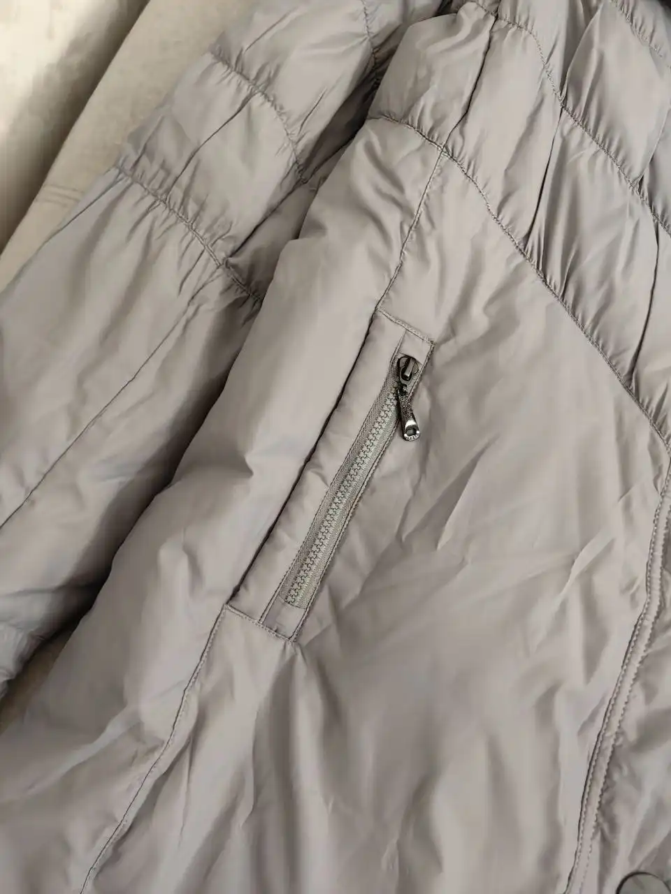 Продается теплая куртка 48-50 размера в отличном состоянии