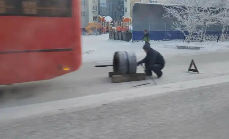 Автобус стоит на Дзержинского