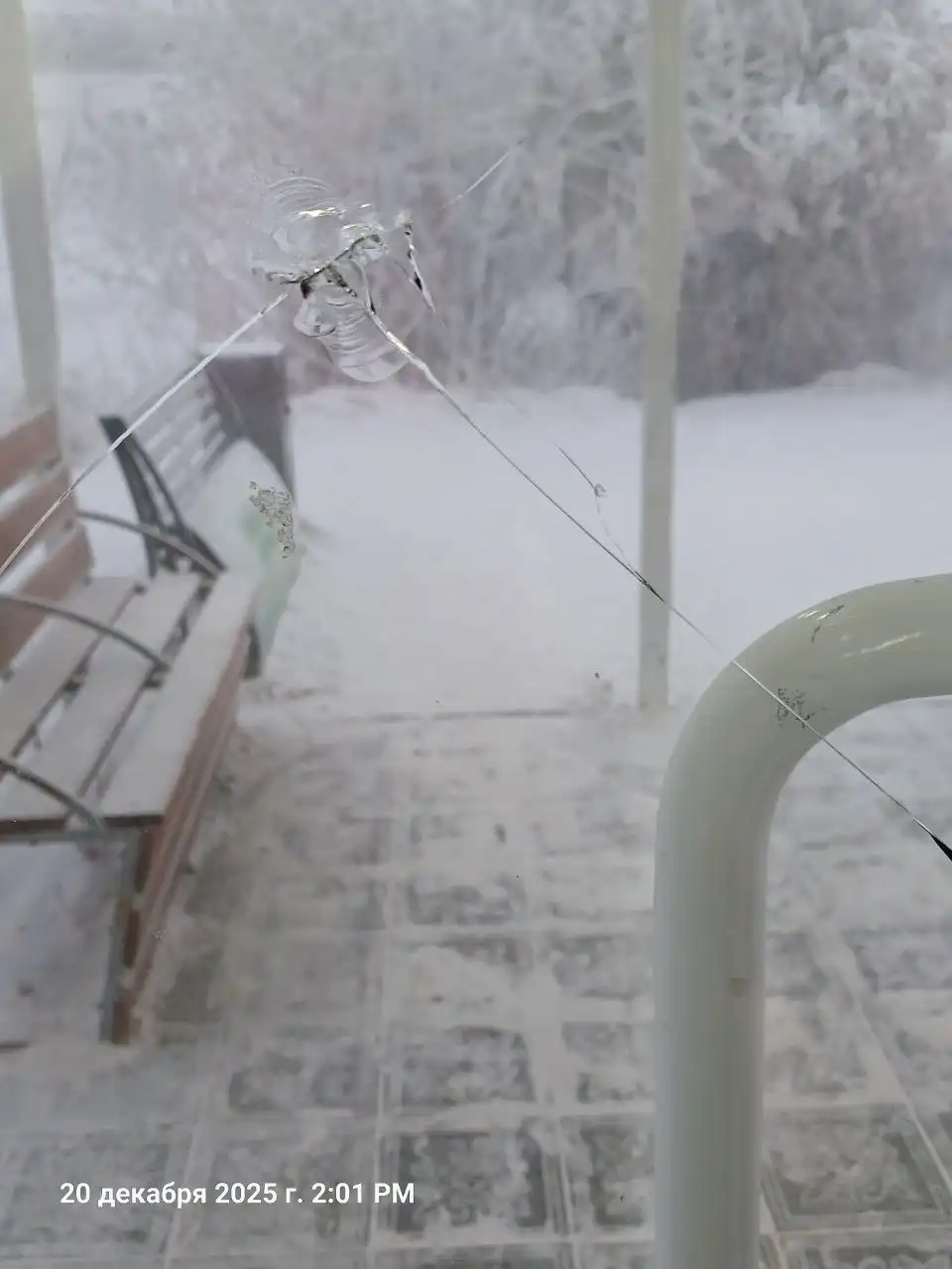 Теплая остановка Авторынок - разбитое стекло двери