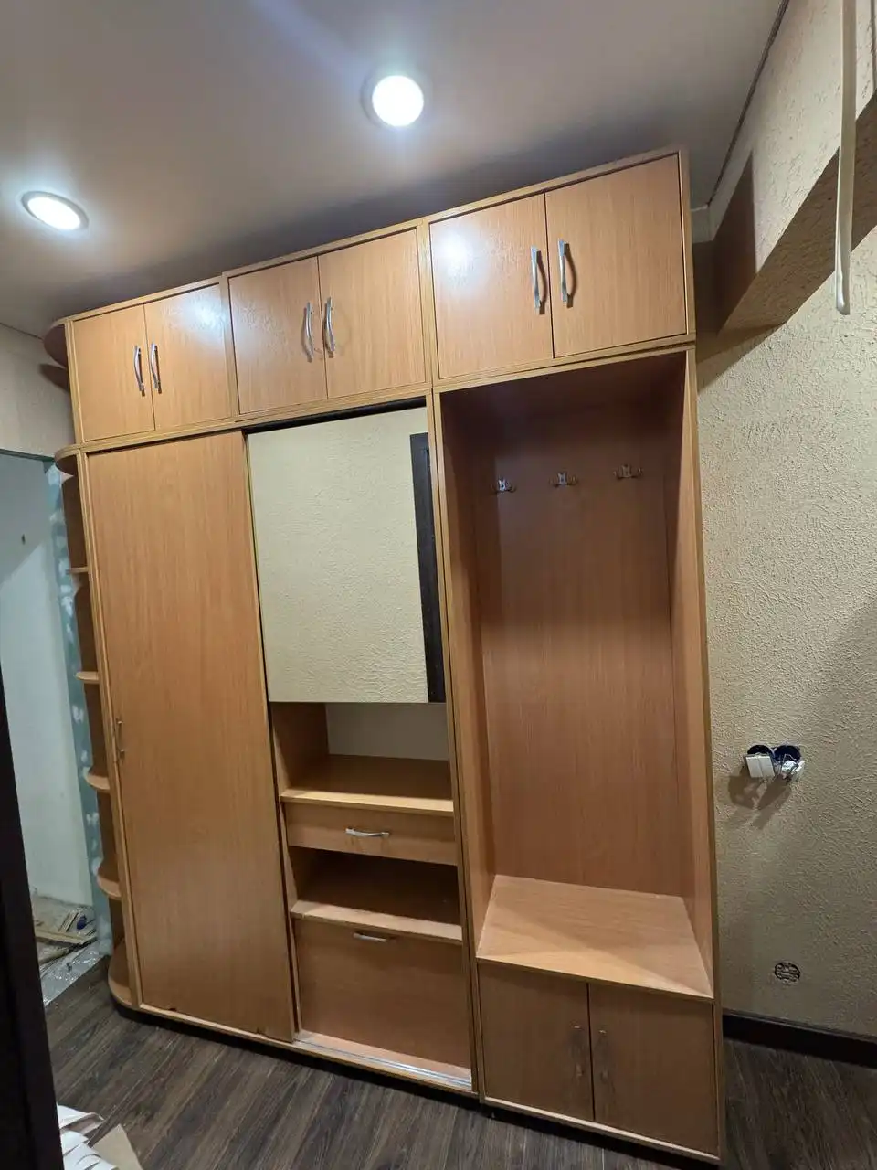 Продажа шкафа-прихожей с зеркалом