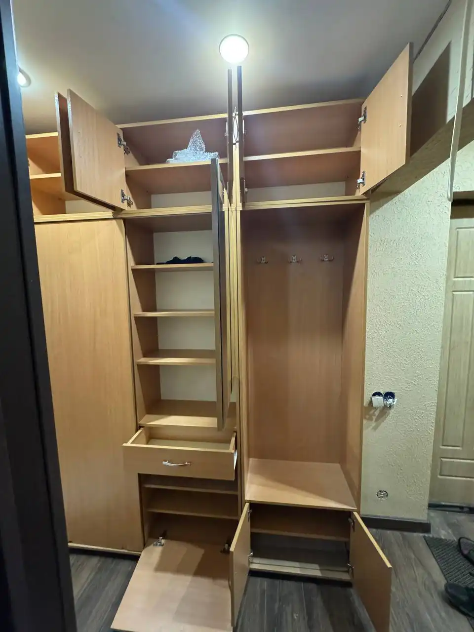 Продажа шкафа-прихожей с зеркалом