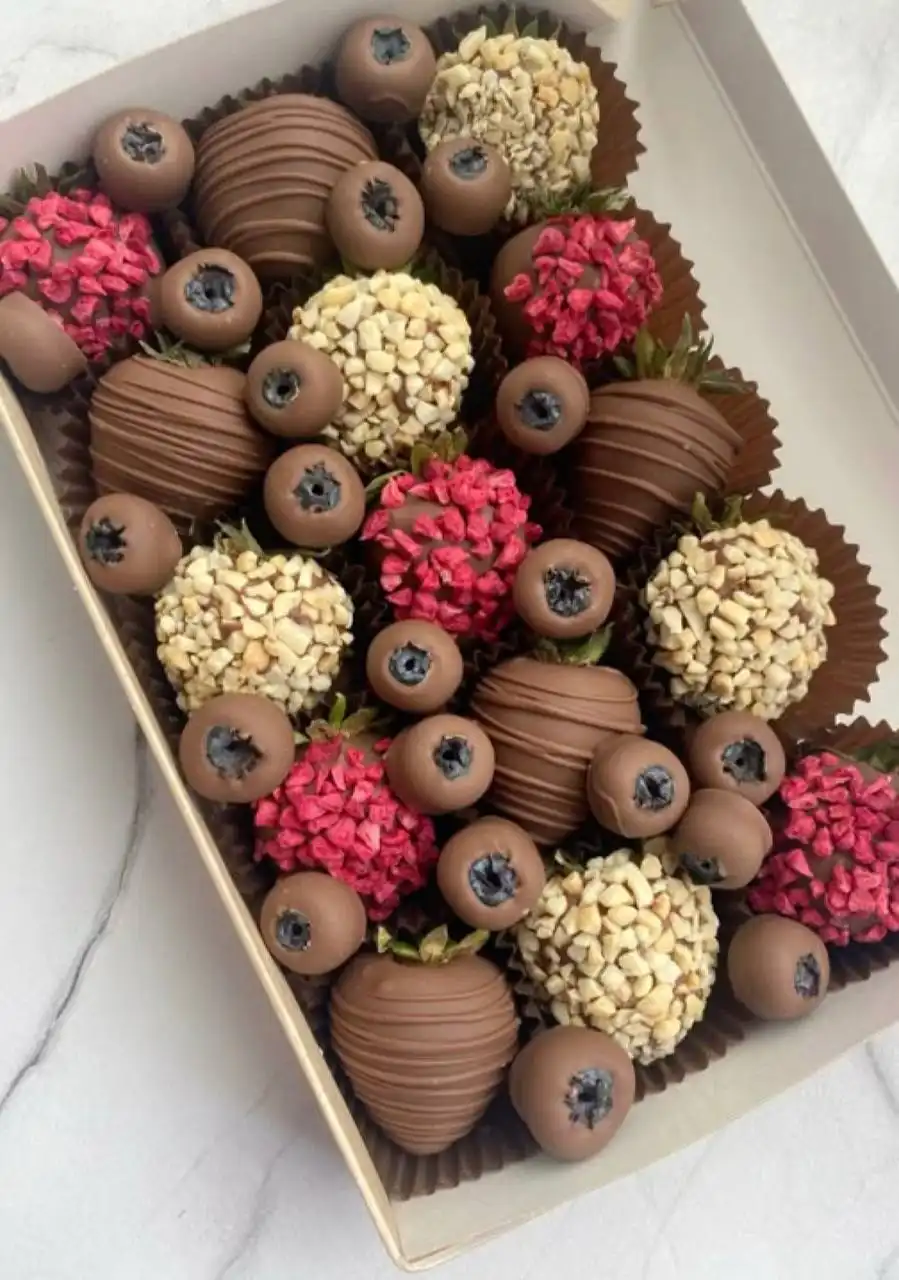 Вкусные десерты и шоколадные фрукты к Новому году