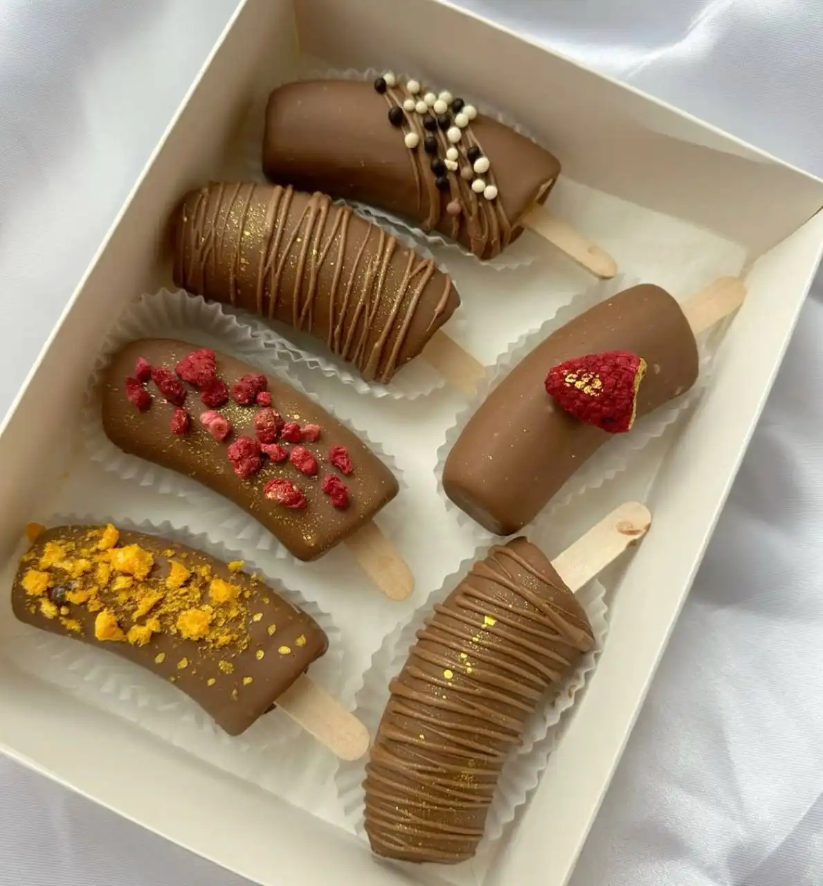 Вкусные десерты и шоколадные фрукты к Новому году