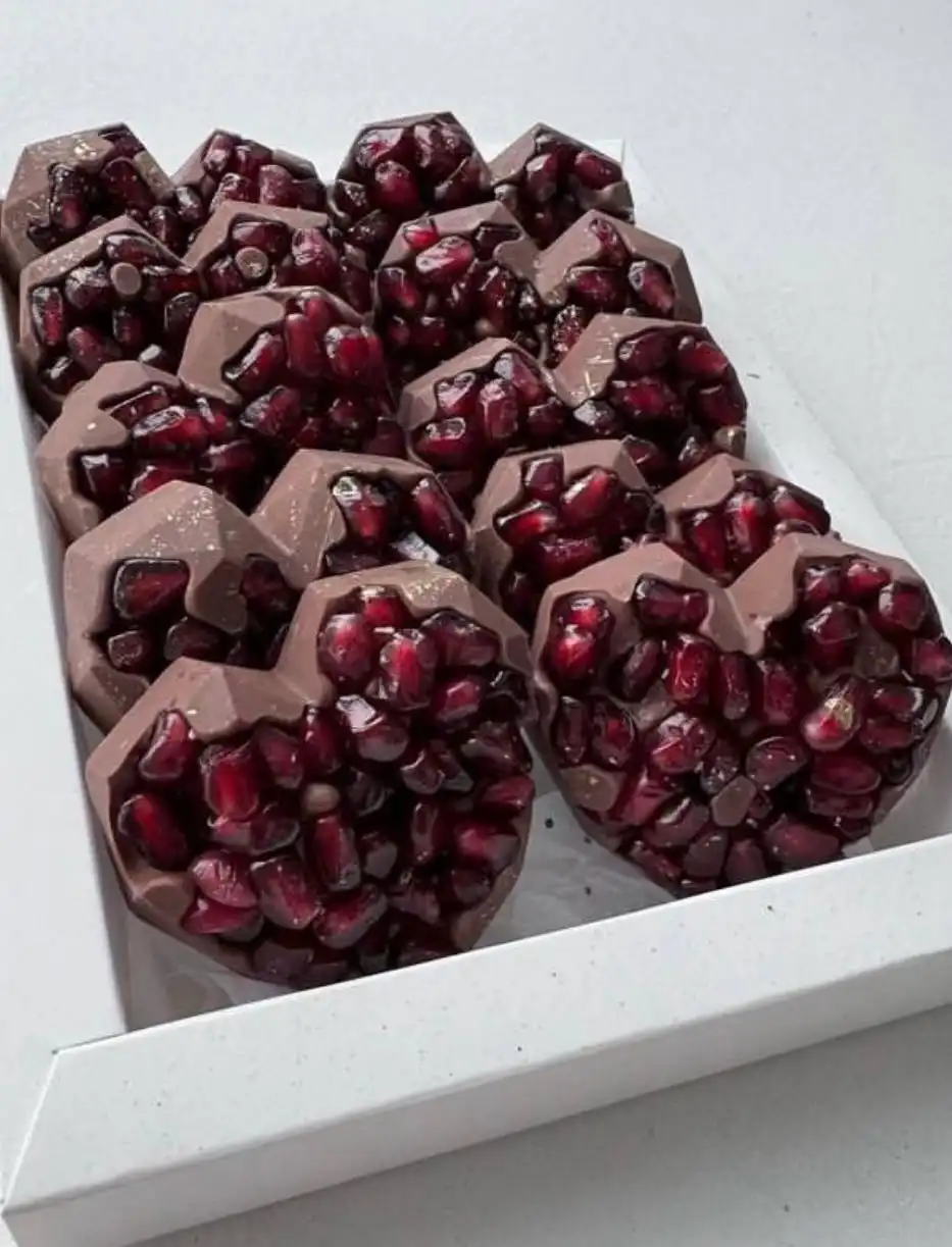 Вкусные десерты и шоколадные фрукты к Новому году