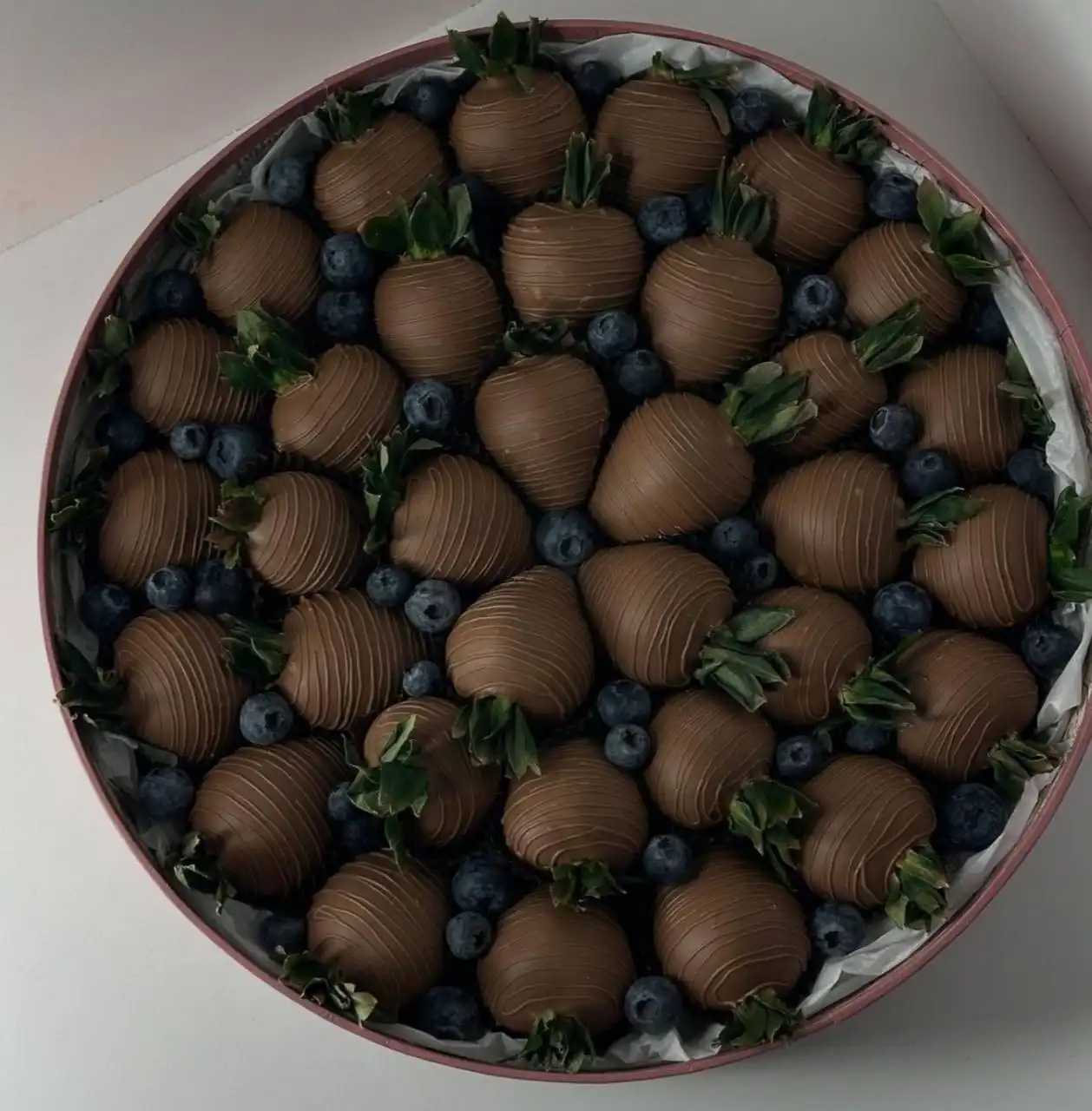 Вкусные десерты и шоколадные фрукты к Новому году