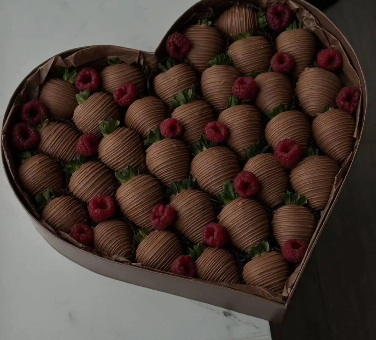 Вкусные десерты и шоколадные фрукты к Новому году