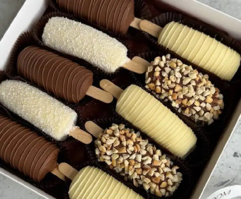 Вкусные десерты и шоколадные фрукты к Новому году