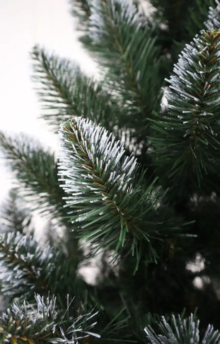 Пушистая заснеженная ёлочка с гирляндой