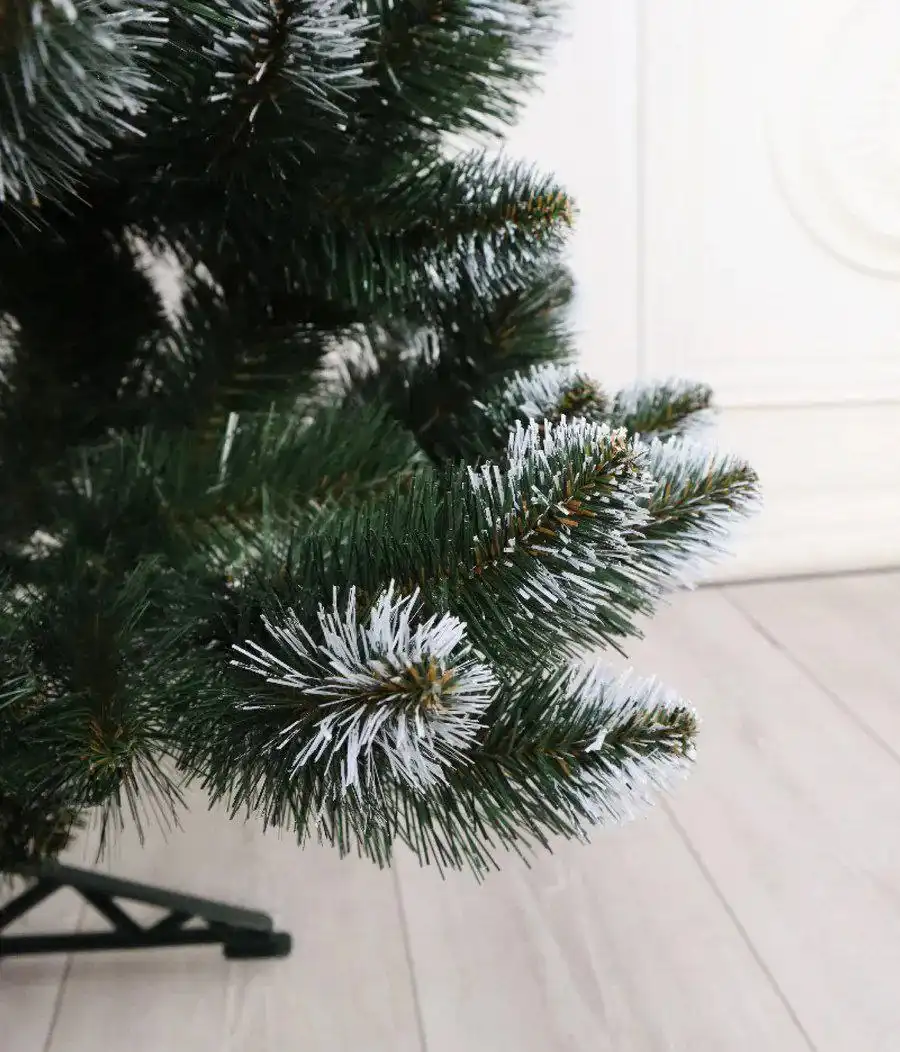 Пушистая заснеженная ёлочка с гирляндой