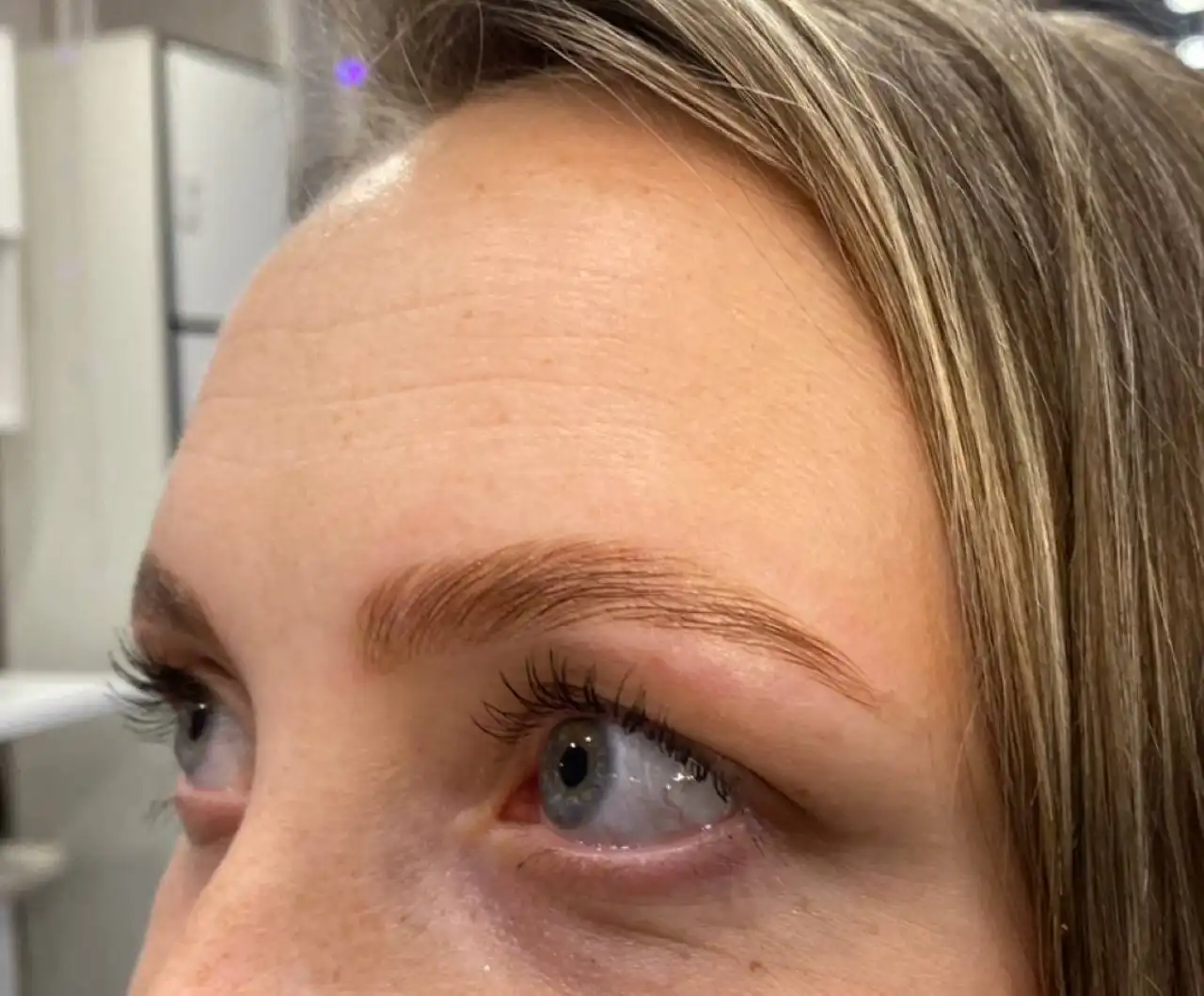 Скидки на услуги по ламинированию и окрашиванию бровей