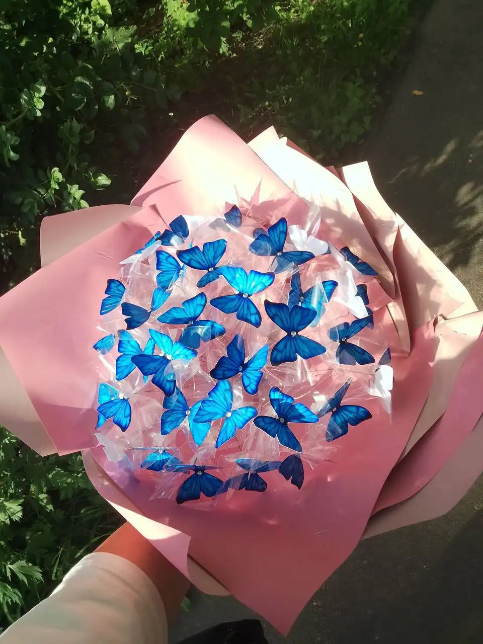 Букеты из бабочек и роз с подсветкой