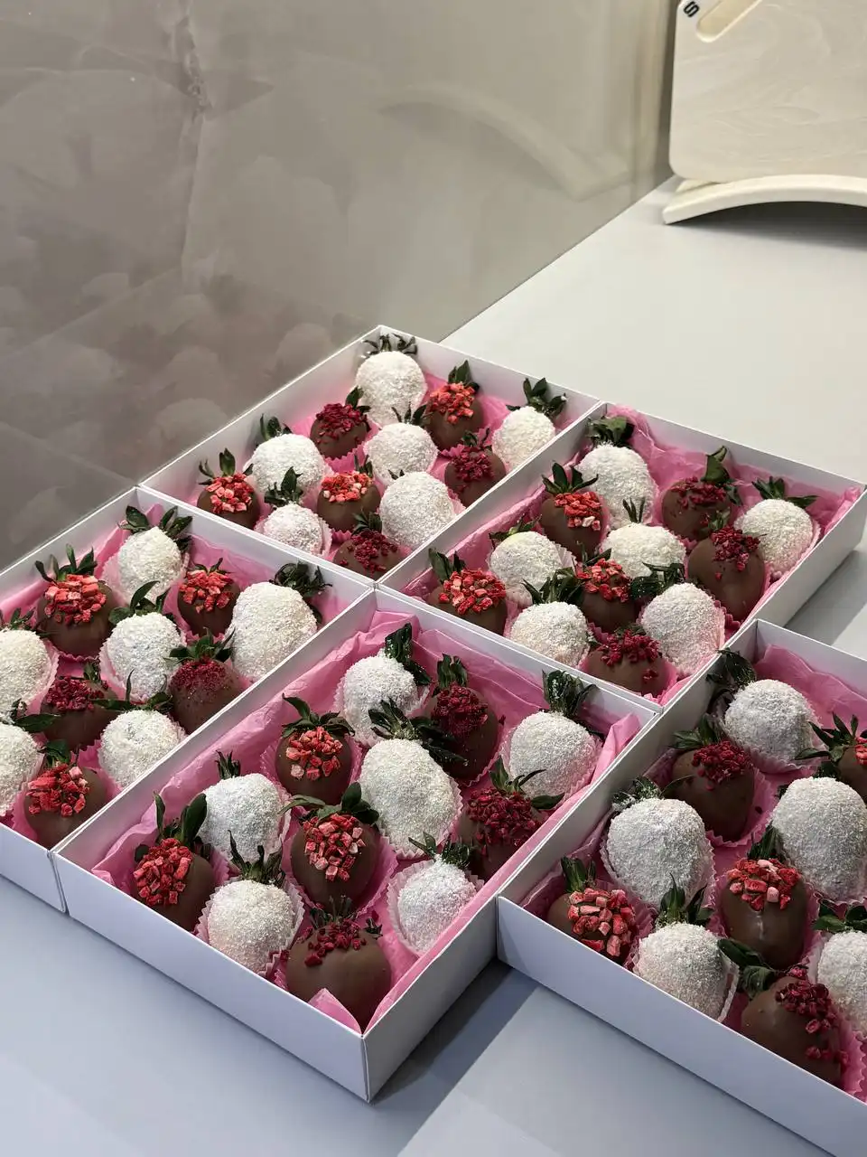 Клубника в шоколаде и другие сладости