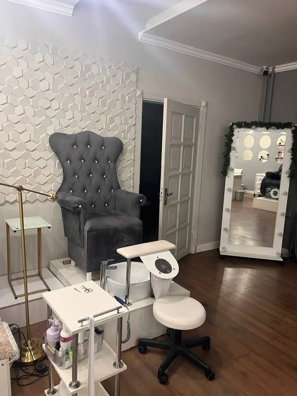 Аренда рабочего места мастера маникюра