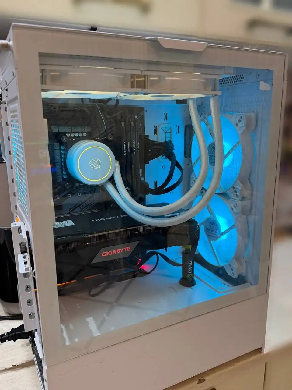 Продажа компьютерного кресла, стола-книжки и игрового компьютера - Барахолка в Мытищи