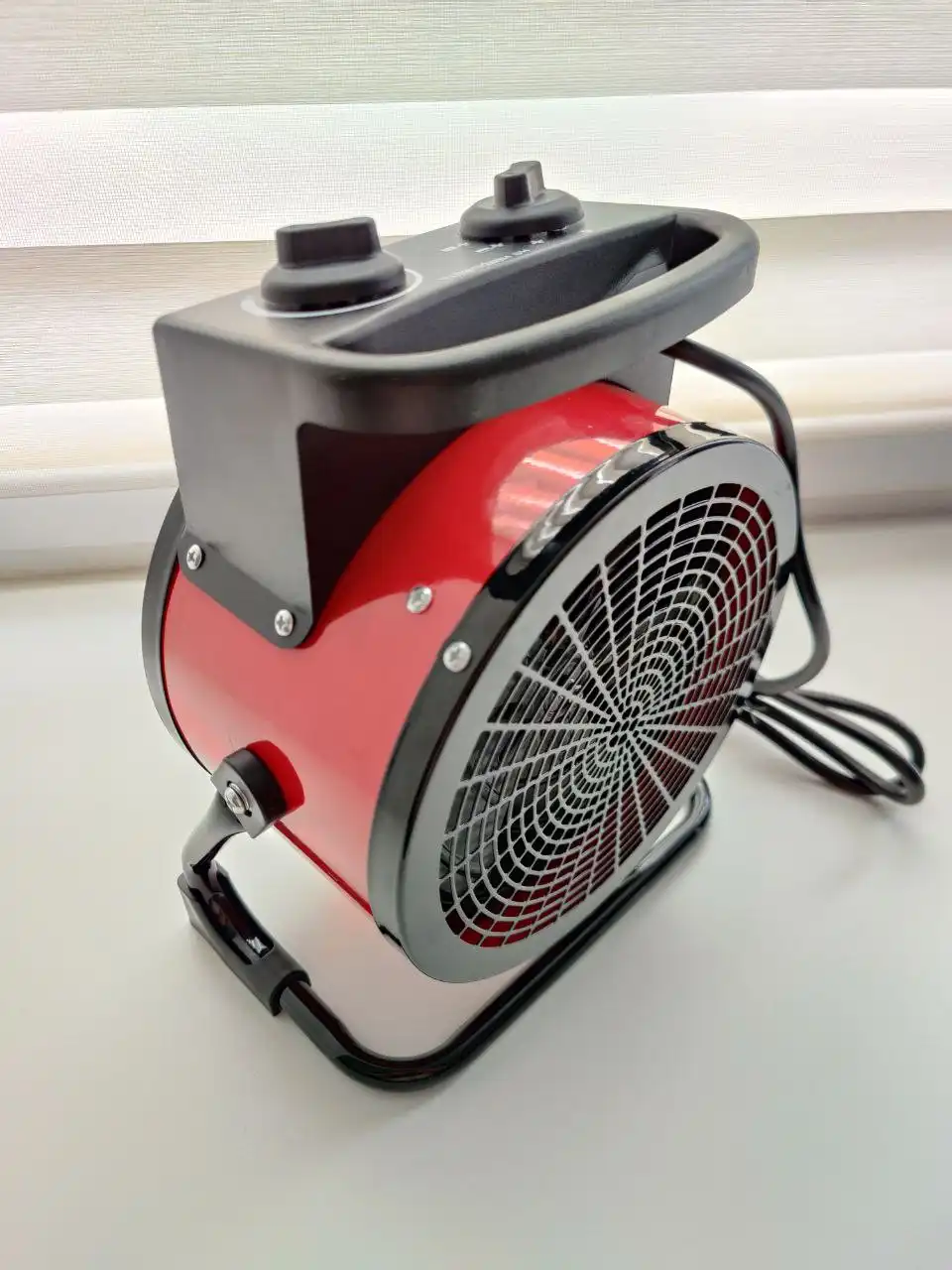 Продам тепловую пушку на 3 кВт - Отопление и обогрев (Для дома и дачи) в Королев