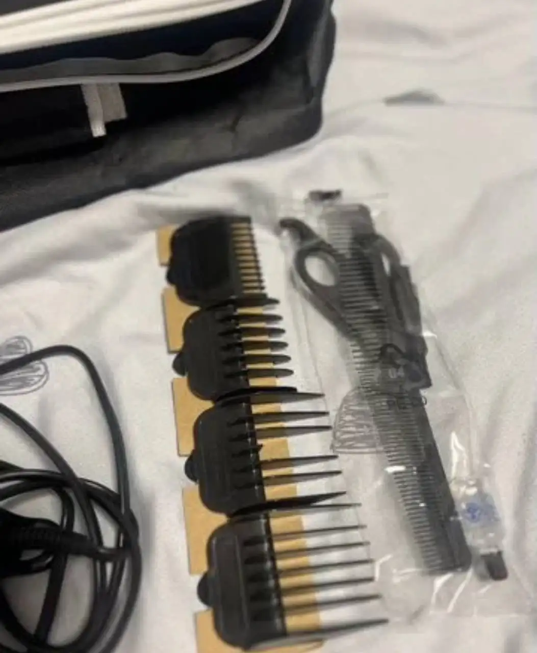 Машинка для стрижки новая с четырьмя насадками - Парикмахерское оборудование (Барахолка) в Мытищи