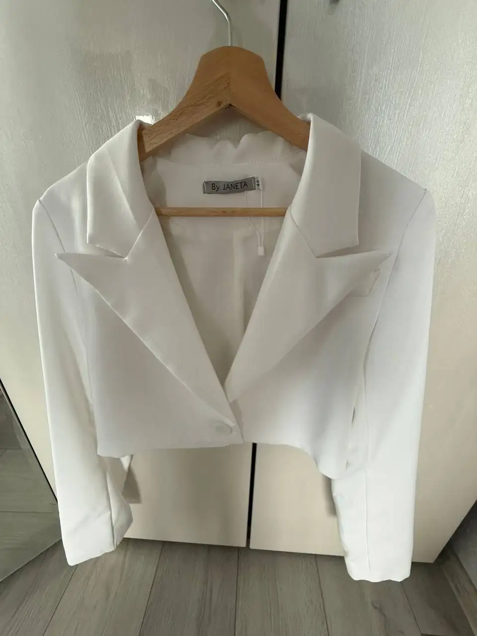 Новый укороченный пиджак 44 размер - Верхняя одежда (Одежда) в Лобня