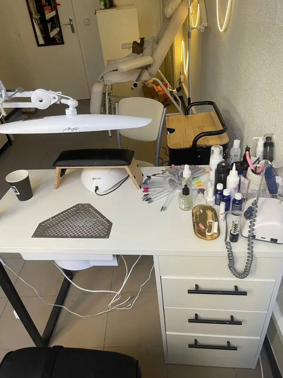 Стол маникюрный с вытяжкой - Услуги в Мытищи