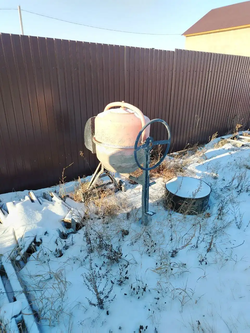 Продажа бетономешалки и вагончика-кунга для строителей