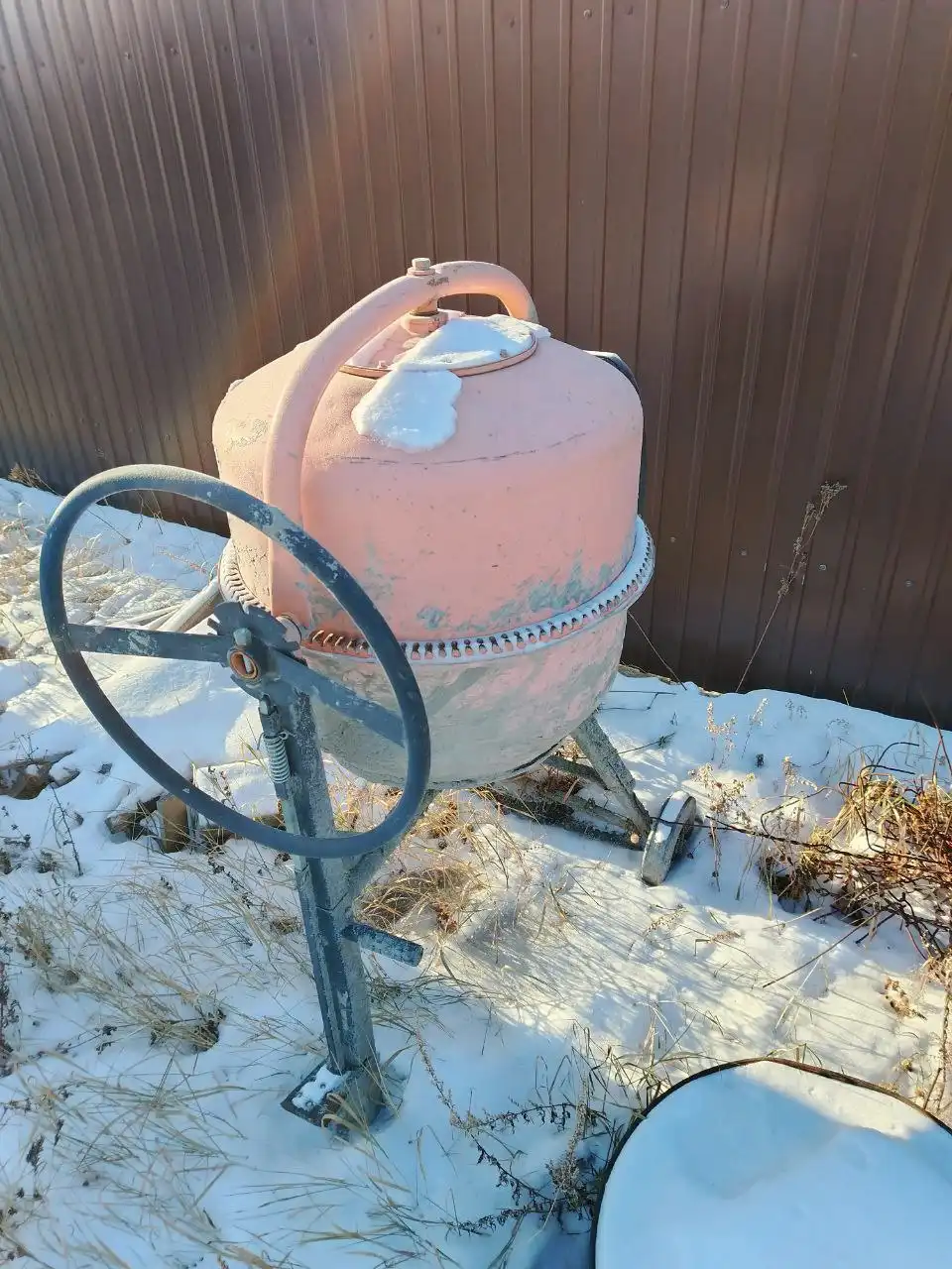 Продажа бетономешалки и вагончика-кунга для строителей