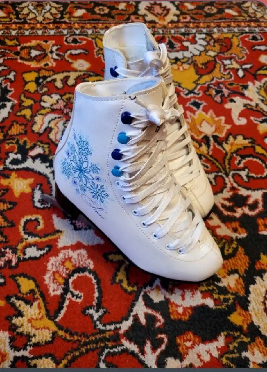 Продам утеплённые коньки размер 36