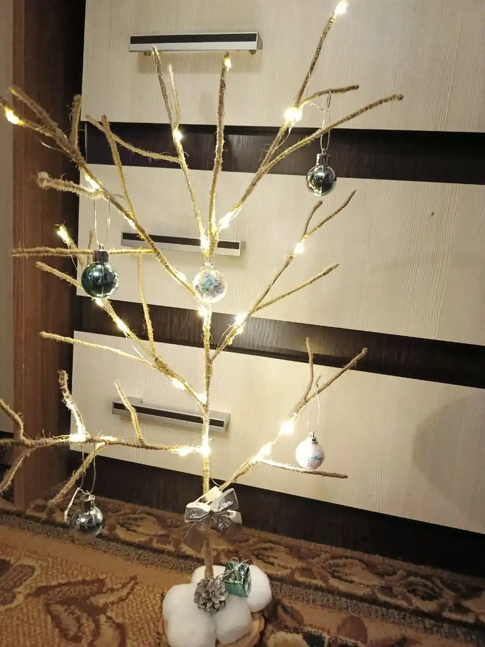 Новогоднее дерево ручной работы с гирляндой