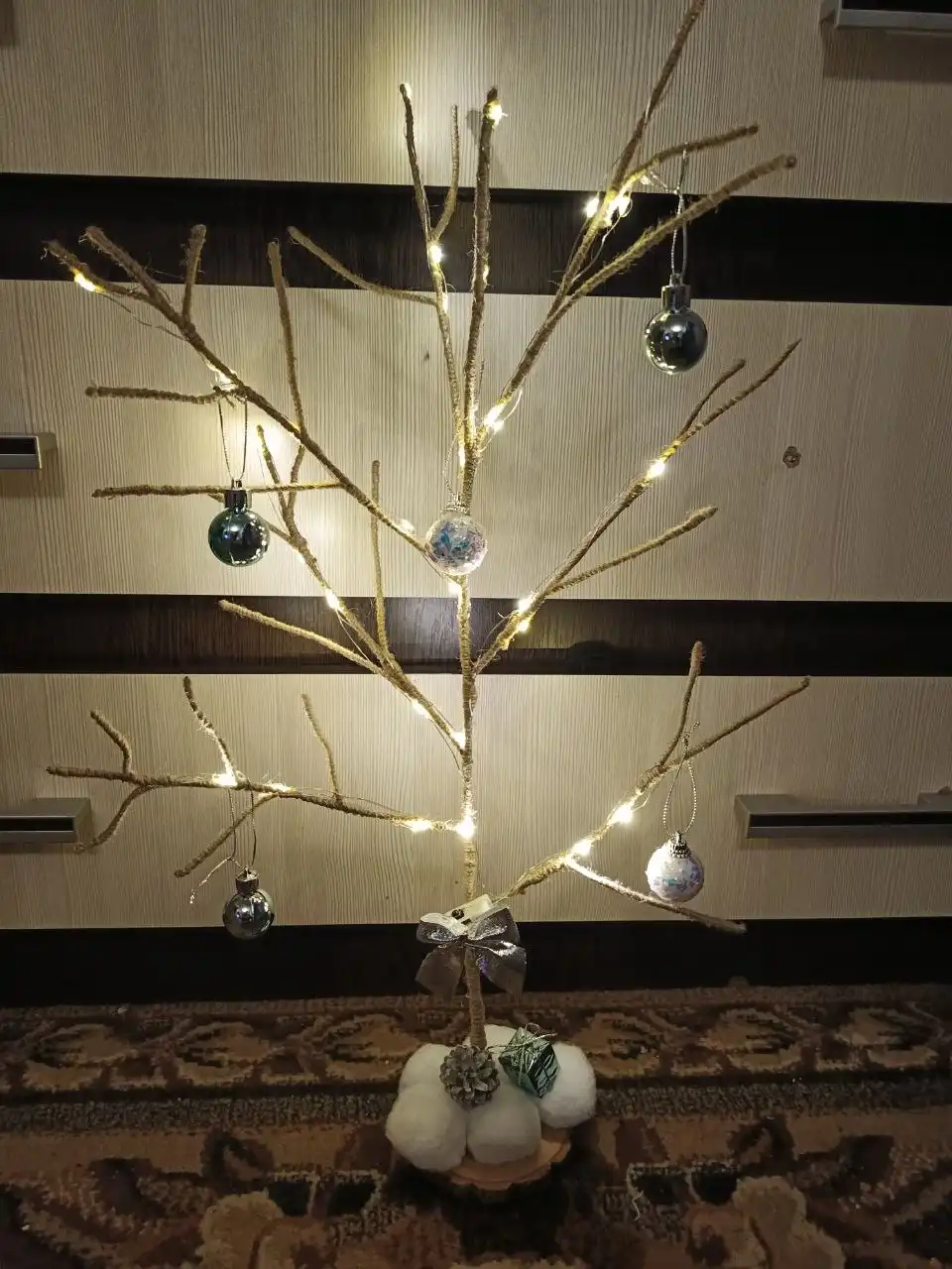 Новогоднее дерево ручной работы с гирляндой