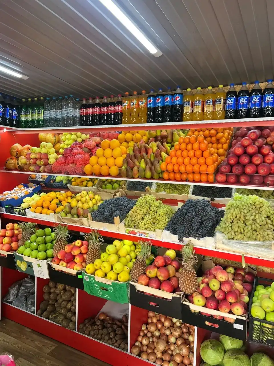 Фрукты, овощи, орехи и сухофрукты в магазине