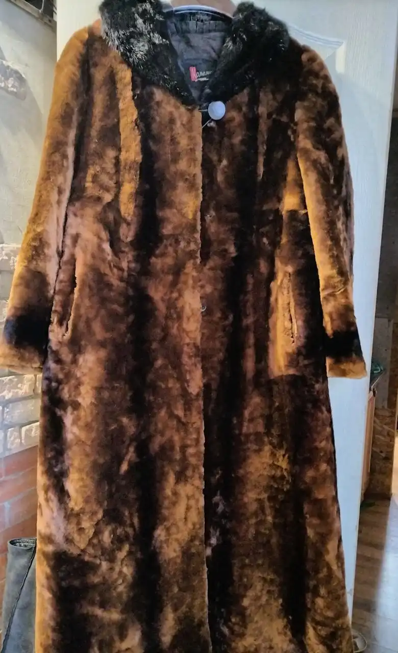 Продам мутоновую шубу с норковым воротником