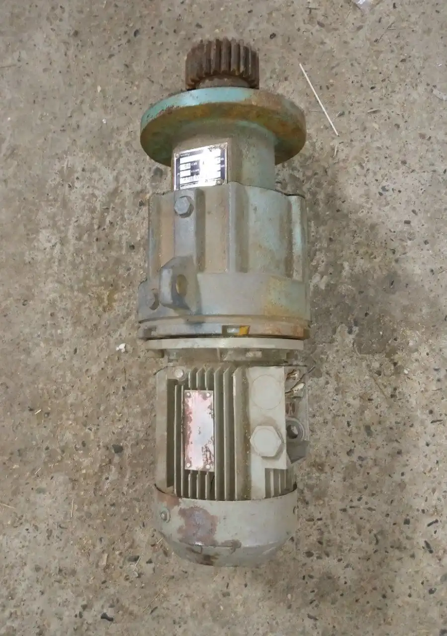 Продажа электродвигателей и редуктора - Электродвигатели (Запчасти) в Чита