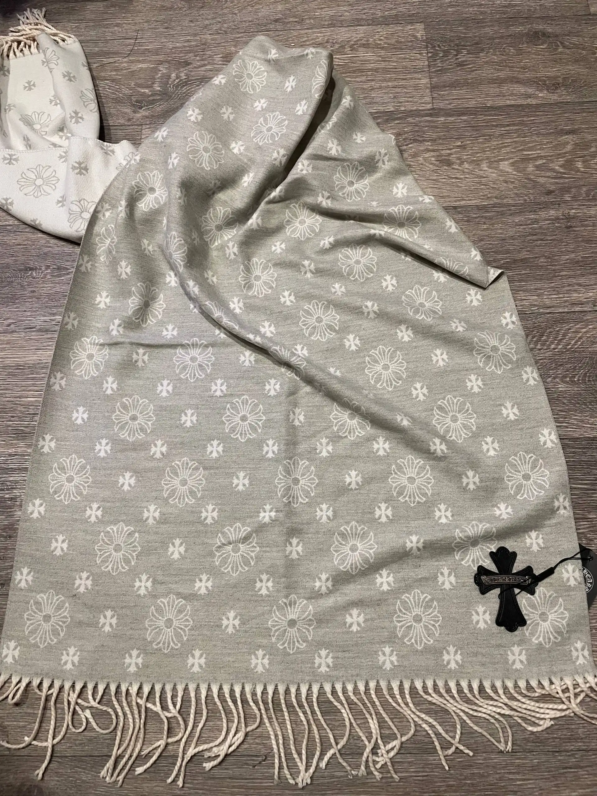 Продажа шарфов серого и черного цвета - Аксессуары (Одежда) в Чита