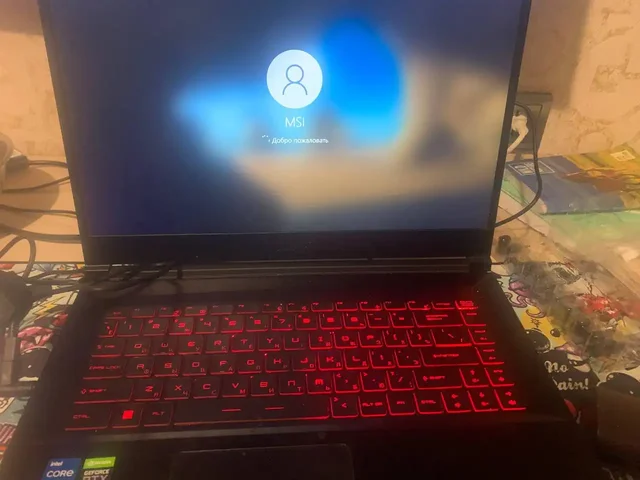 Продам игровой ноутбук с проблемой аккумулятора - Наушники в Чита