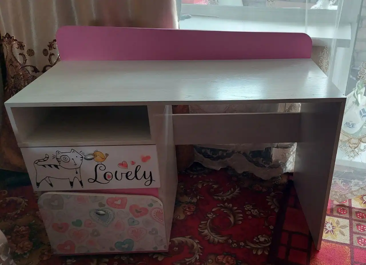 Письменный стол для девочки - Мебель (Для дома и дачи) в Чита