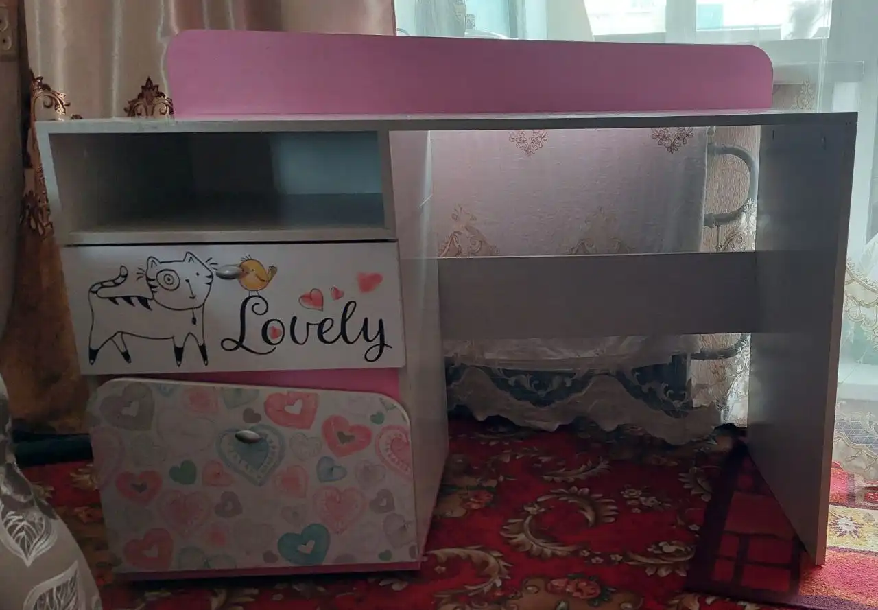 Письменный стол для девочки - Мебель (Для дома и дачи) в Чита