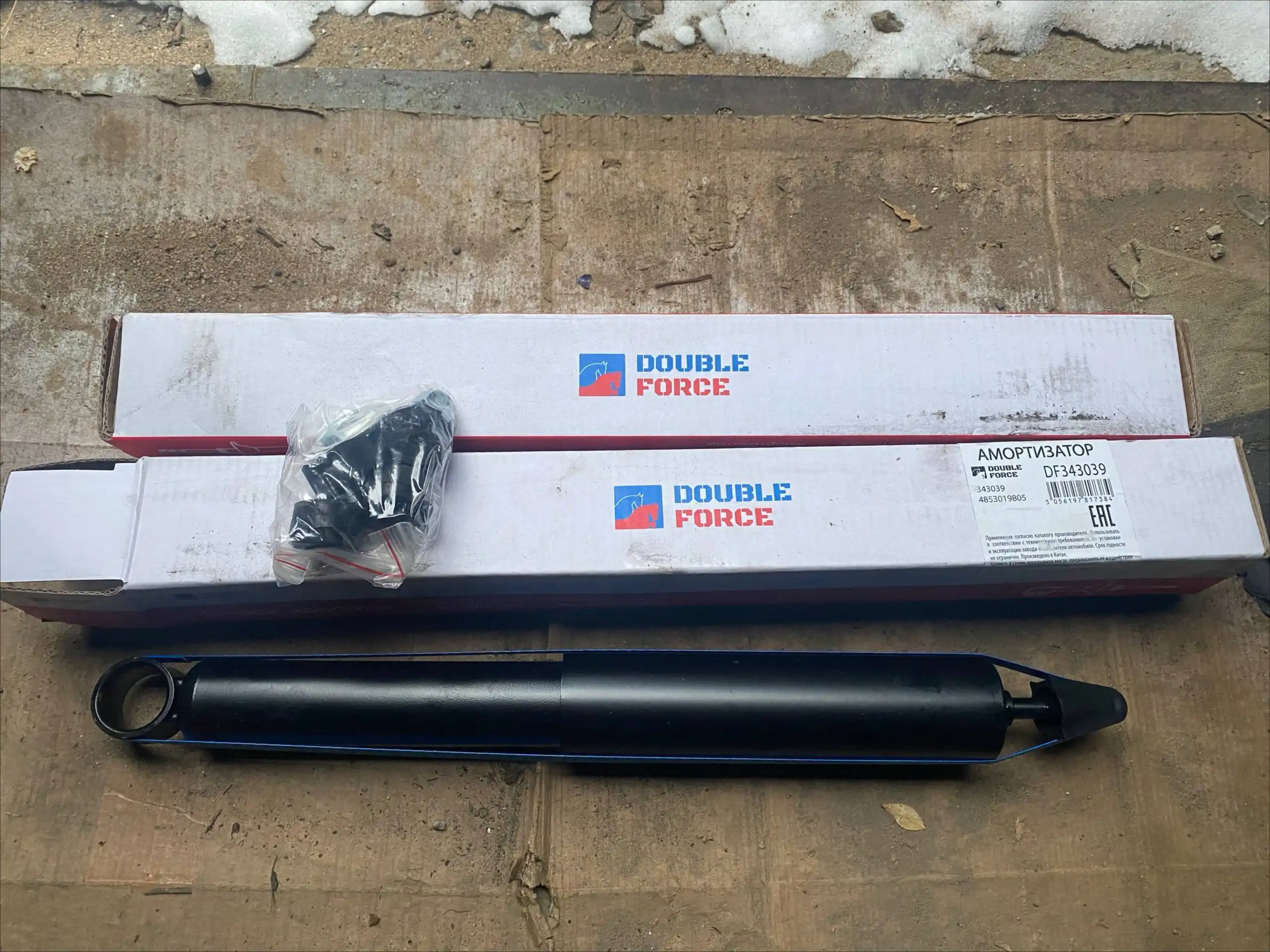 Задние амортизаторы на Toyota Caldina 196 кузов - Амортизаторы (Запчасти) в Чита