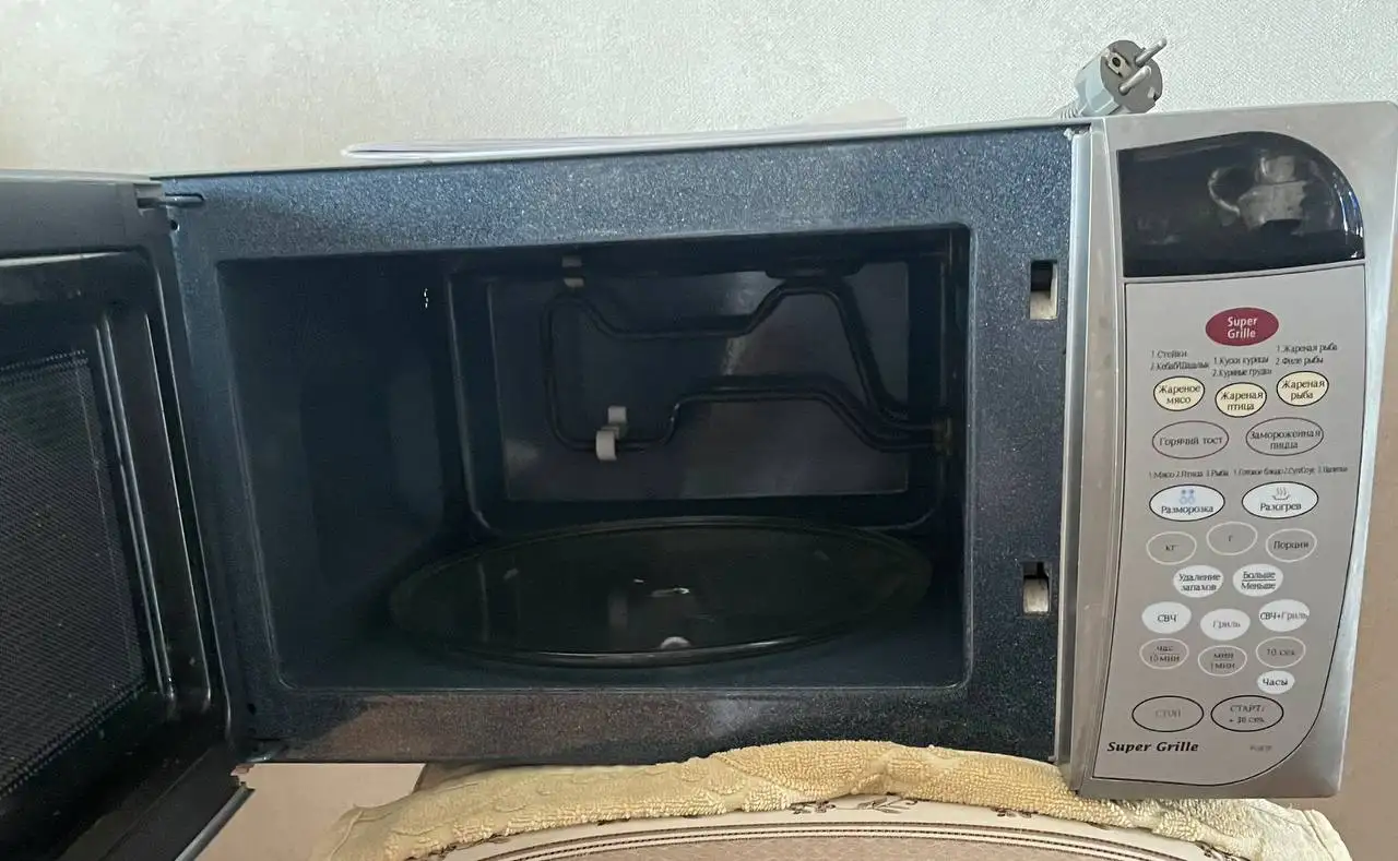 Продам микроволновку Samsung б/у - Крупная бытовая техника (Электроника) в Чита