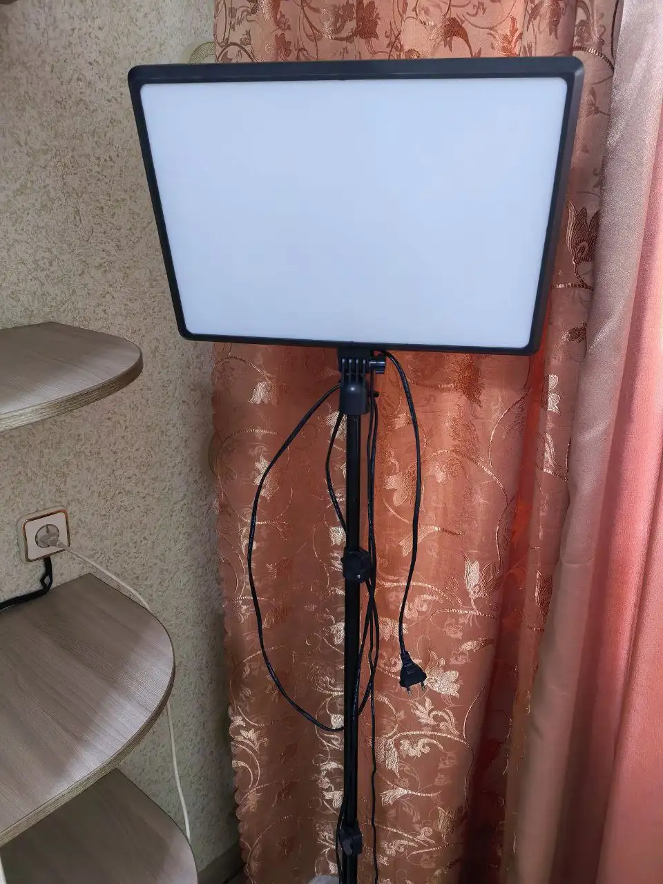 Продам лампа-прожектор со штативом - Освещение (Электроника) в Чита