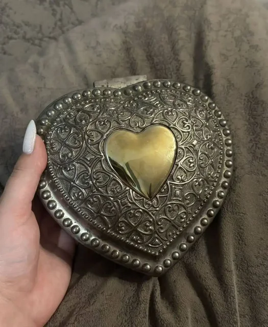 Винтажная шкатулка в отличном состоянии - Ткани в Чита