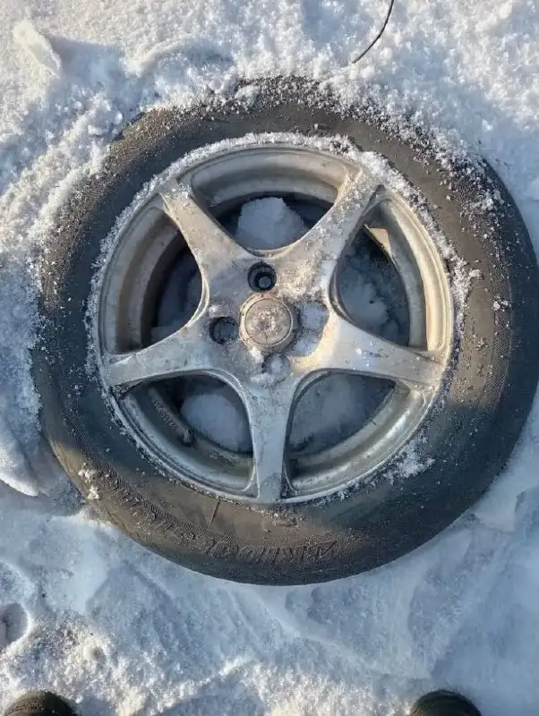 Продажа литья на 14 дюймов с летней резиной - Шины и диски (Запчасти) в Чита