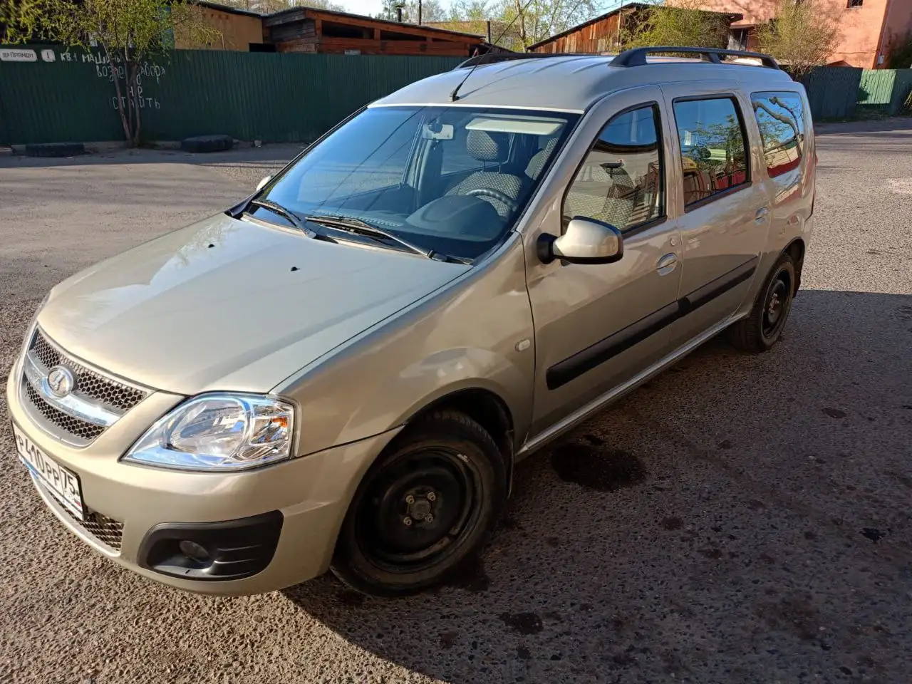 Продажа автомобиля Lada Largus 1.6 МТ 2014 года - Легковые автомобили (Авто) в Чита