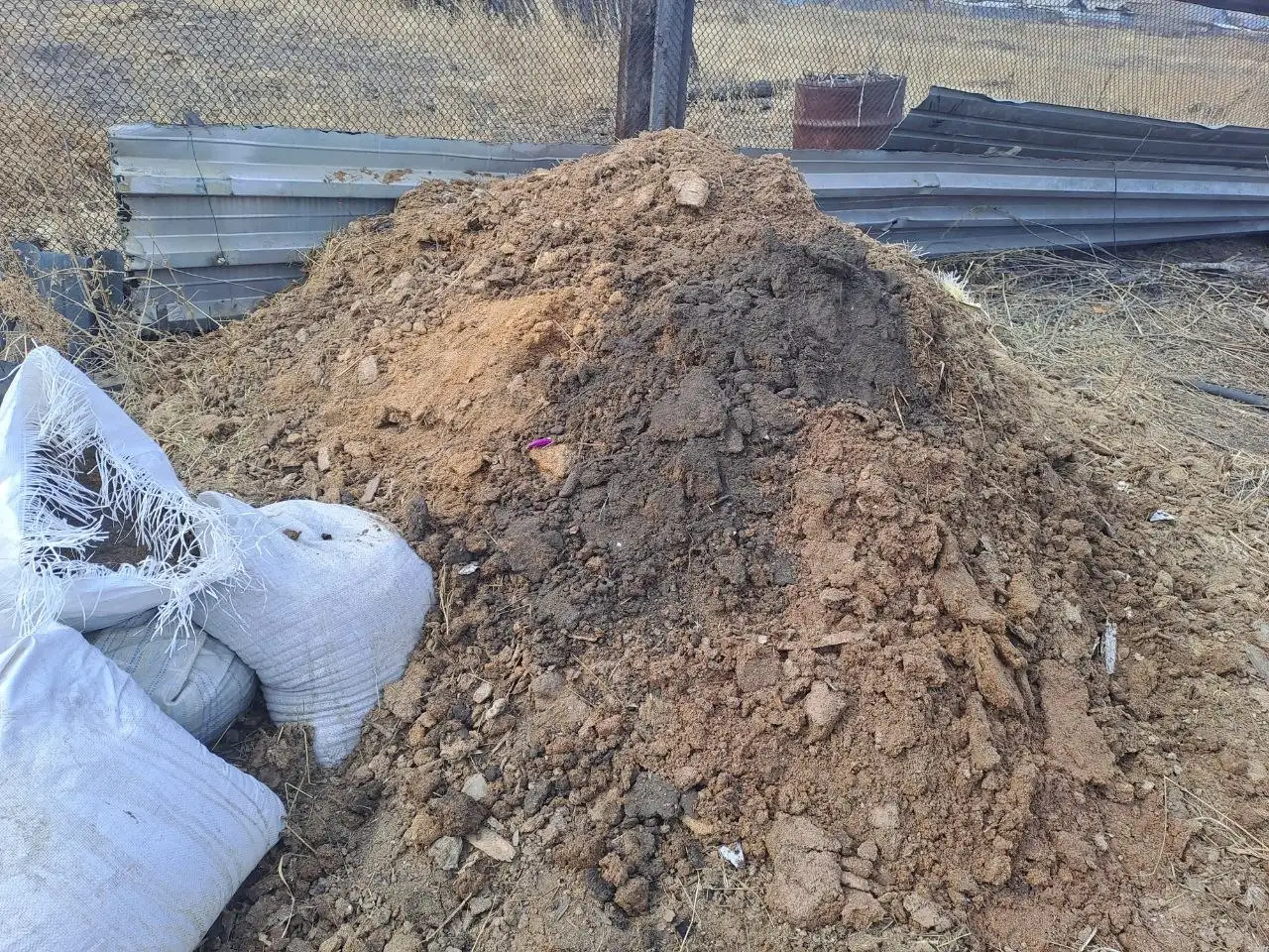 Продам куриный навоз, смешан с опилками и соломкой - Удобрения (Для дома и дачи) в Чита