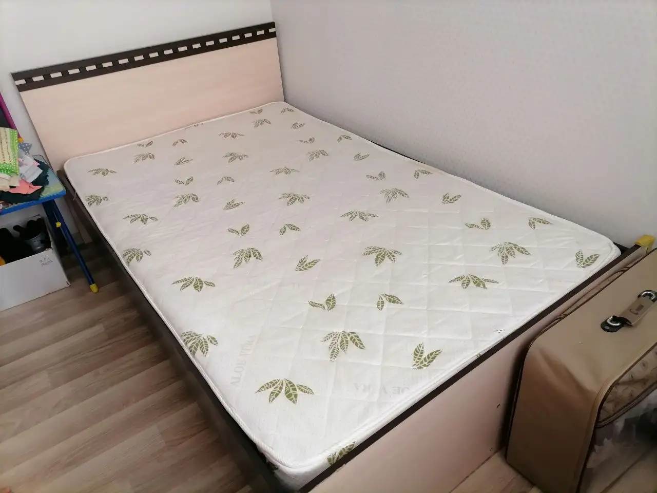 Кровать с матрасом отдам за тортик - Мебель (Для дома и дачи) в Чита
