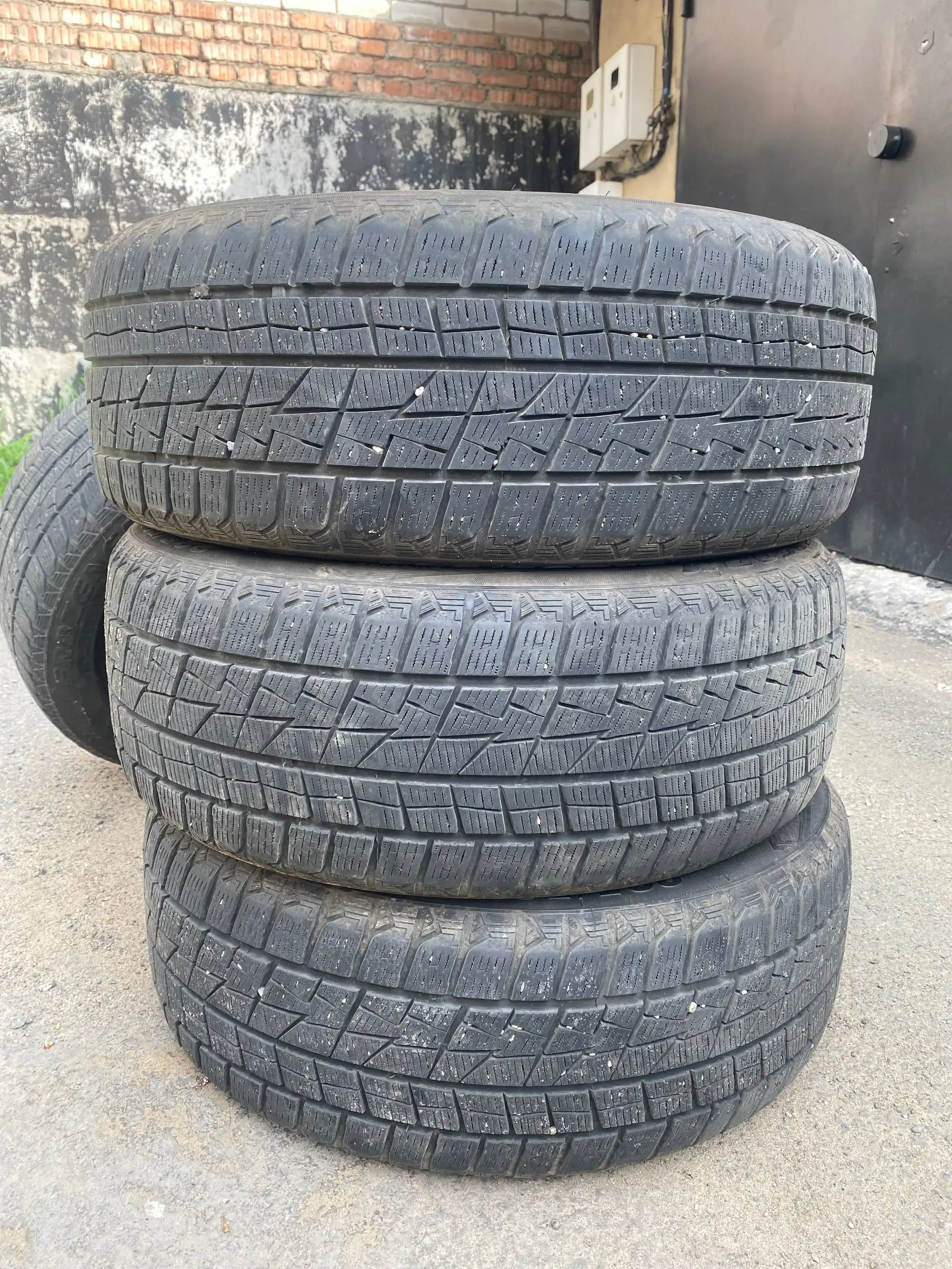 Шины 225/50R18 зимние - Шины и диски (Авто) в Чита