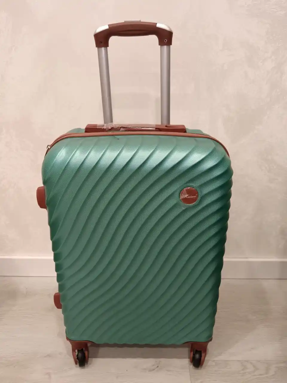 Красивый яркий чемодан размер М и С - Хобби и отдых в Казань