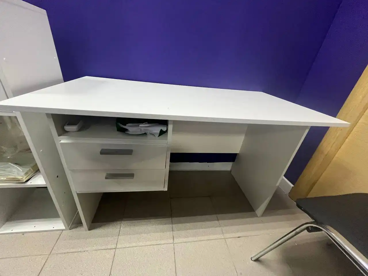 Продам письменный стол белого цвета