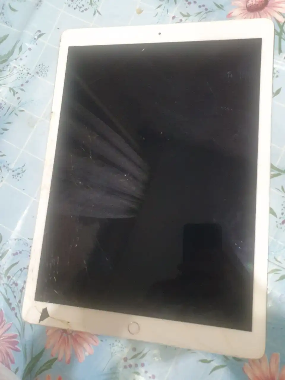 Продам Айпад с разбитым экраном