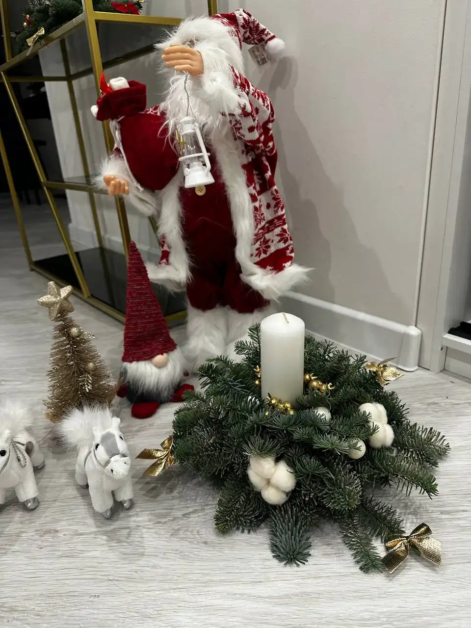 Новогодние композиции из нобилиса и живые елки