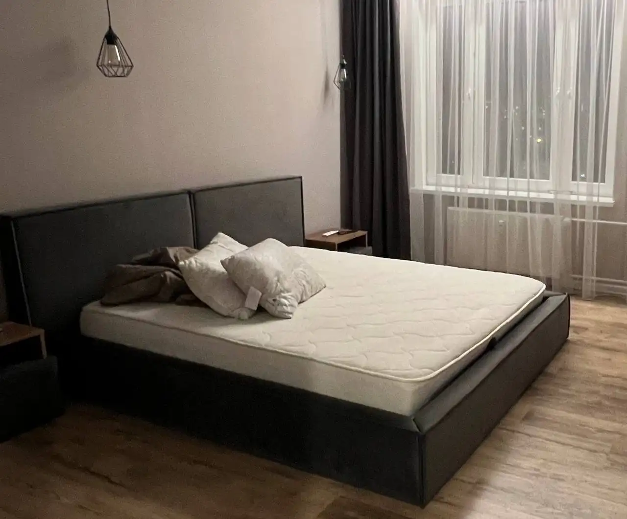 Продается двуспальная кровать с матрасом и тумбочками