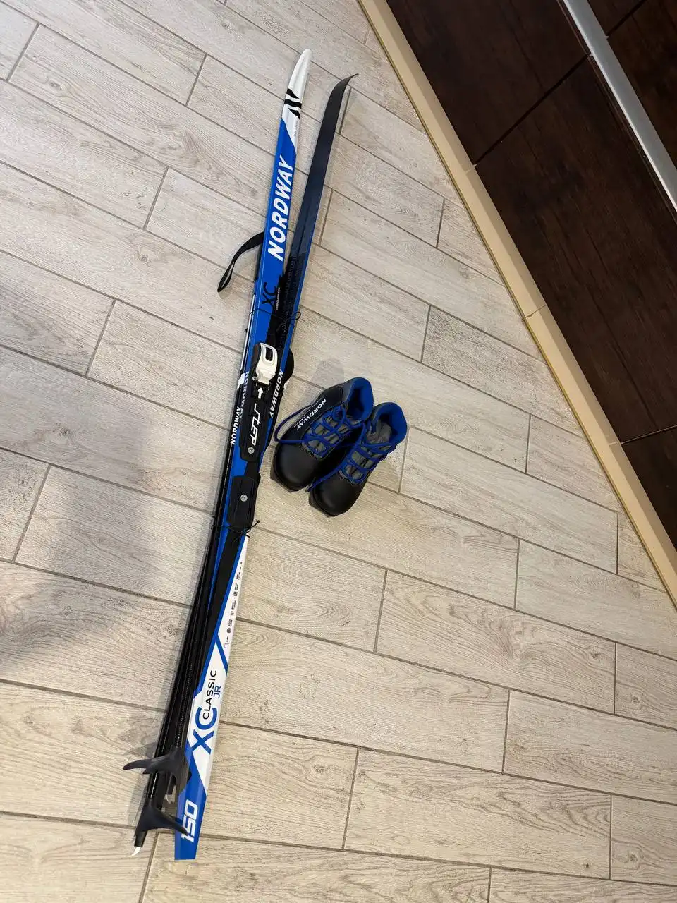 Новые лыжи с палками и ботинками